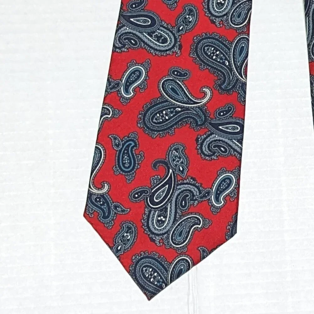 Oscar de la Renta 100% Silk Red Paisley Tie - Picture 2 of 5